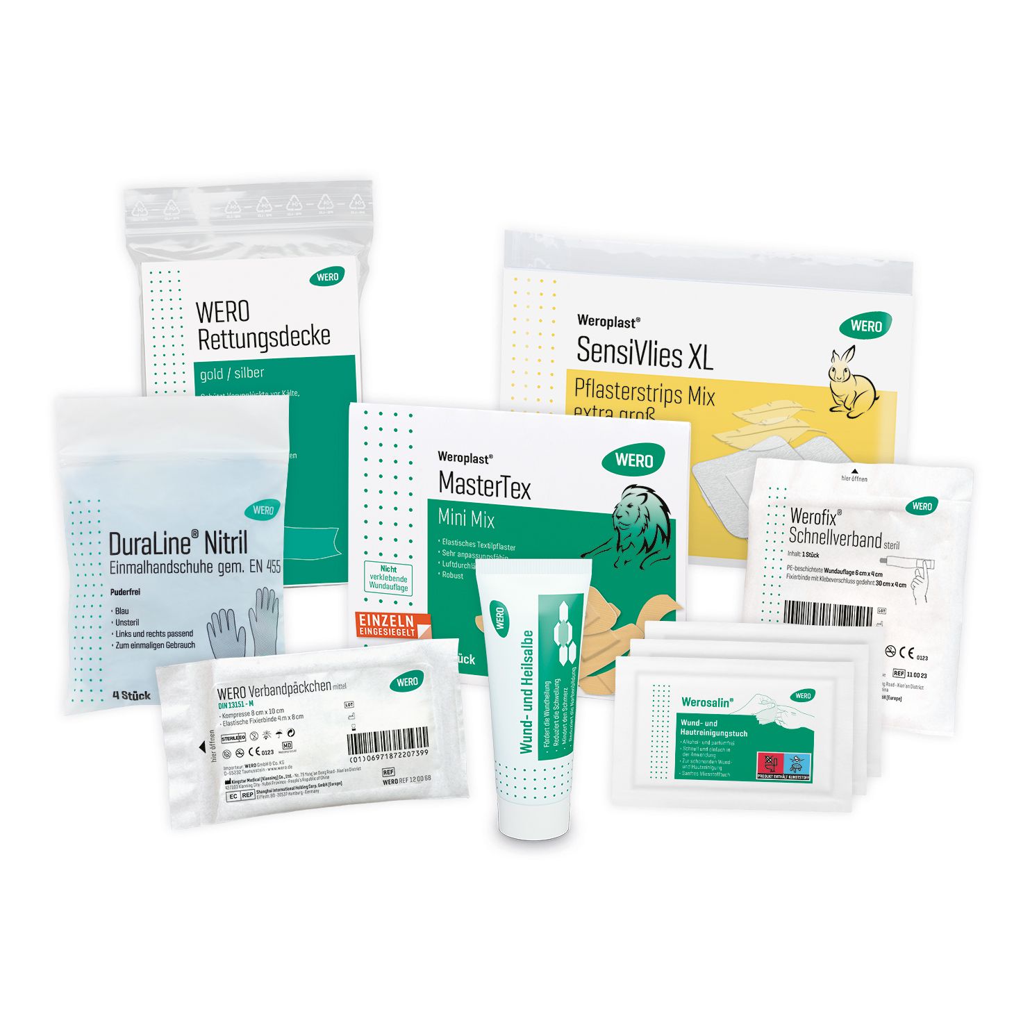 Verschiedene Erste-Hilfe-Artikel, darunter Verbandszeug, Pflaster, Handschuhe und eine Rettungsdecke. Verpackungen mit grünen und weißen Akzenten.