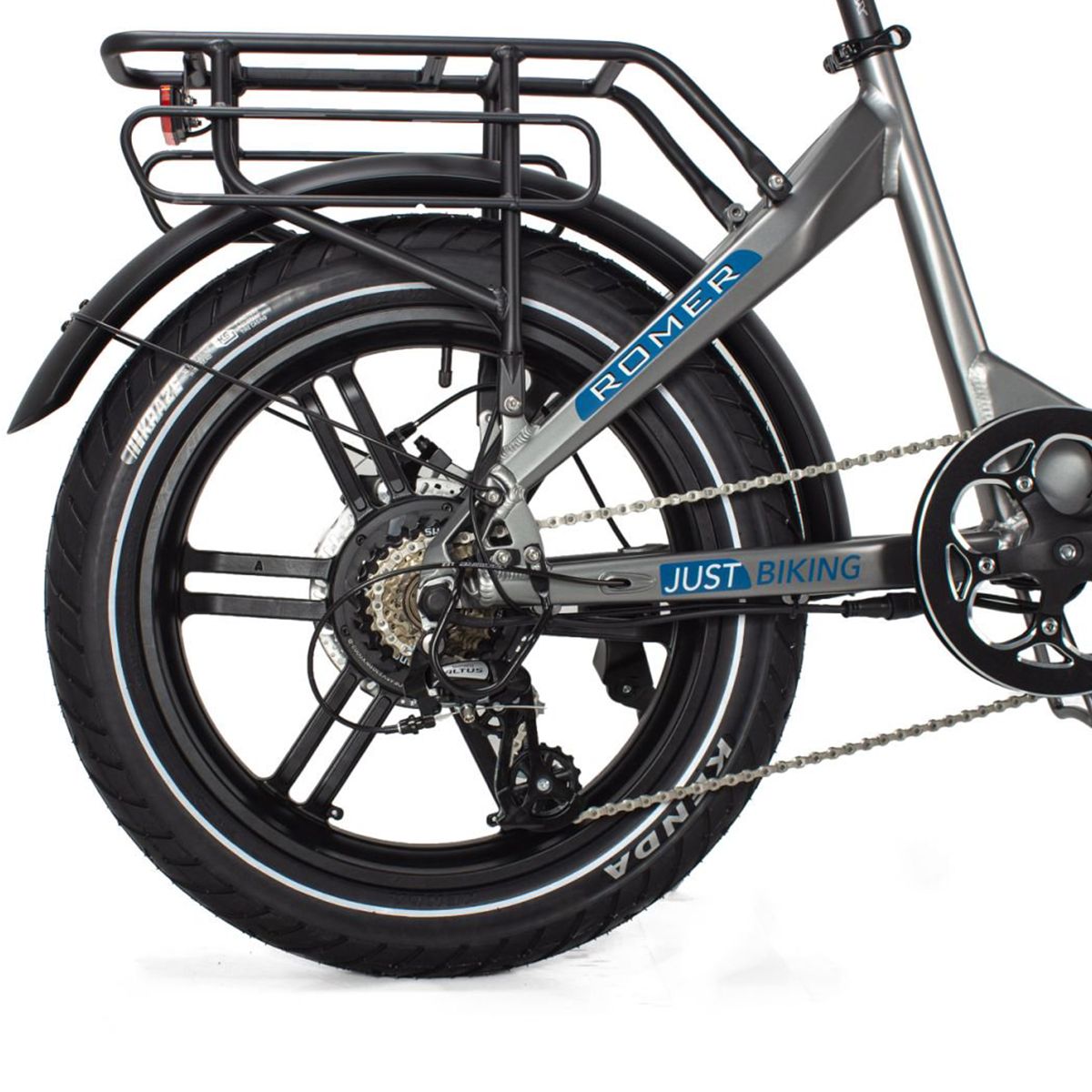 Hinterrad eines Elektrofahrrads. Schwarzer Reifen mit weißem Rand, silberner Rahmen, Kenda-Reifenmarke und Romer-Logo. Hintergrund weiß.