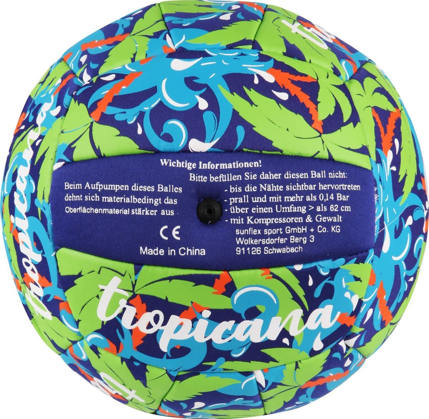 Rückseite eines Beachballs mit tropischem Muster. Aufschrift, CE-Zeichen und Herstellerinformationen.
