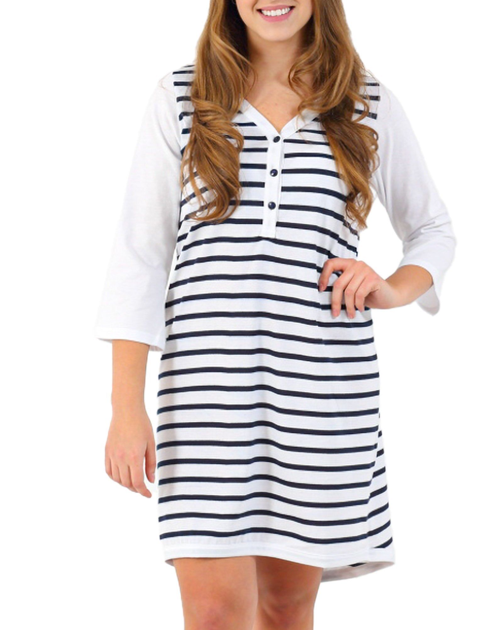 Nachthemd, weiß mit blau-gestreiften Rockteil, 3/4 Ärmel. V-Ausschnitt mit Knopfleiste. Frau trägt das Nachthemd.
