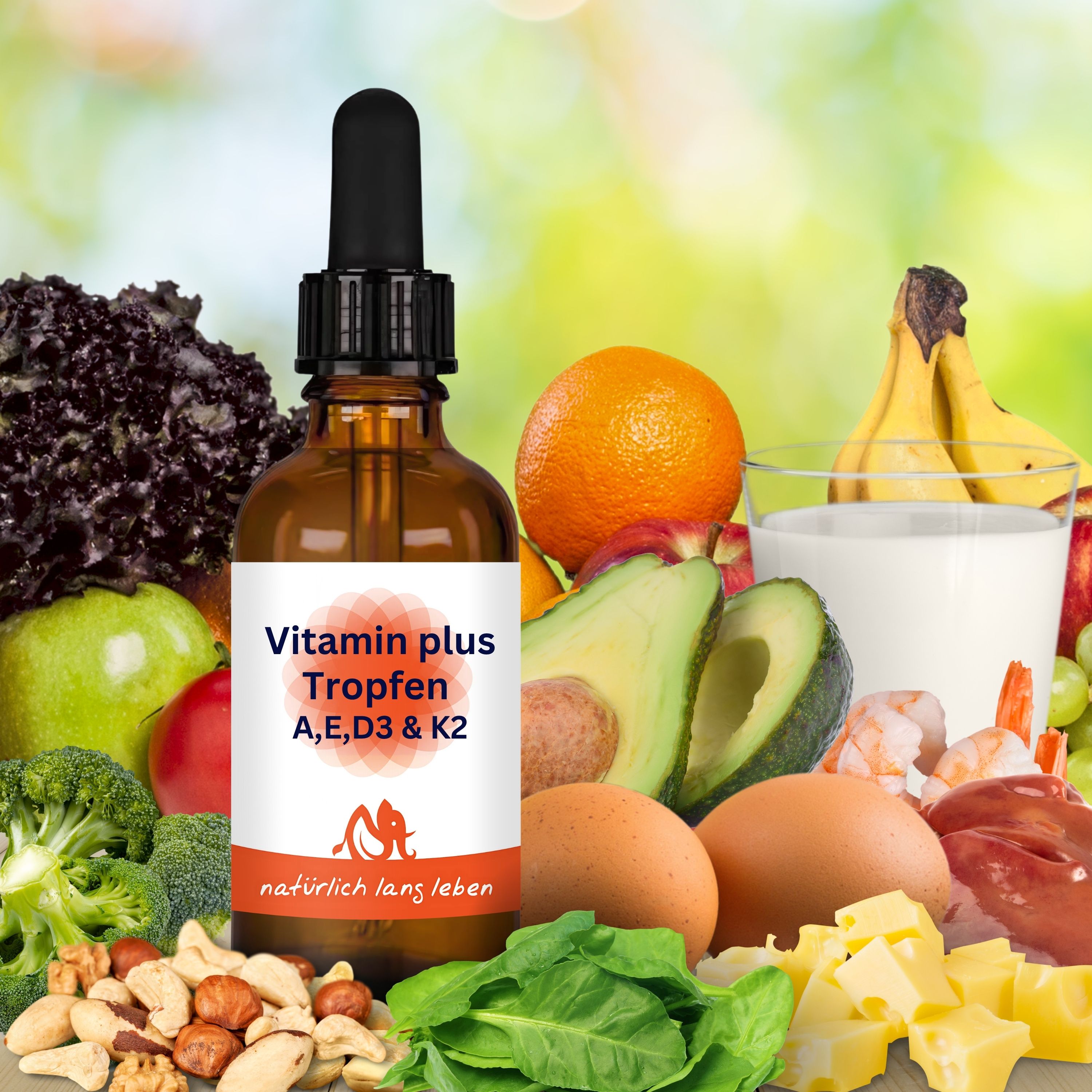 Braune Glasflasche mit Tropfer. Etikett "Vitamin plus Tropfen A,E,D3 & K2". Umgeben von Obst, Gemüse und Nüssen. Logo "natürlich lang leben".