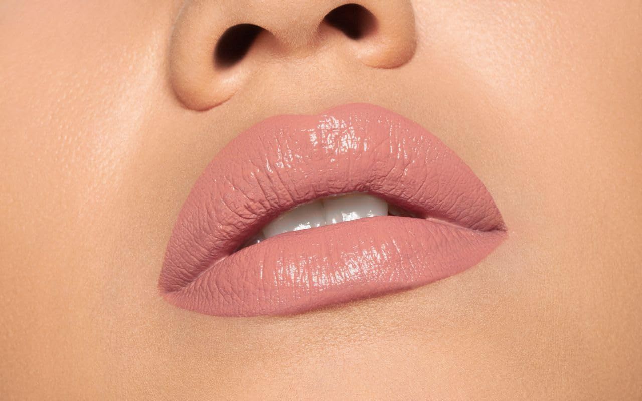 Nahaufnahme von Lippen, die mit einem hellrosa Lippenstift bemalt sind.
