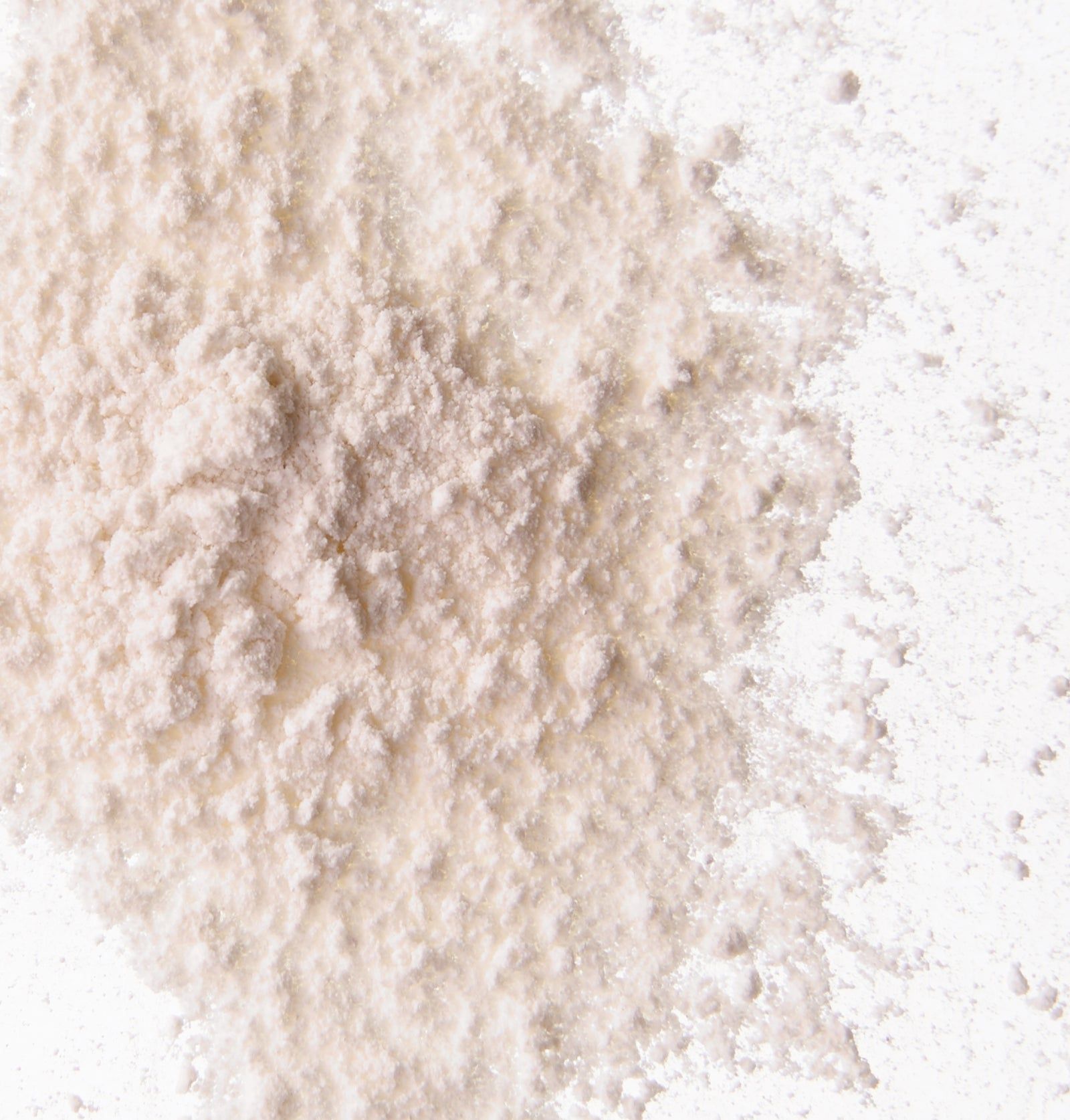 Nahaufnahme von weißem Pulver auf weißem Hintergrund. Textur sichtbar.