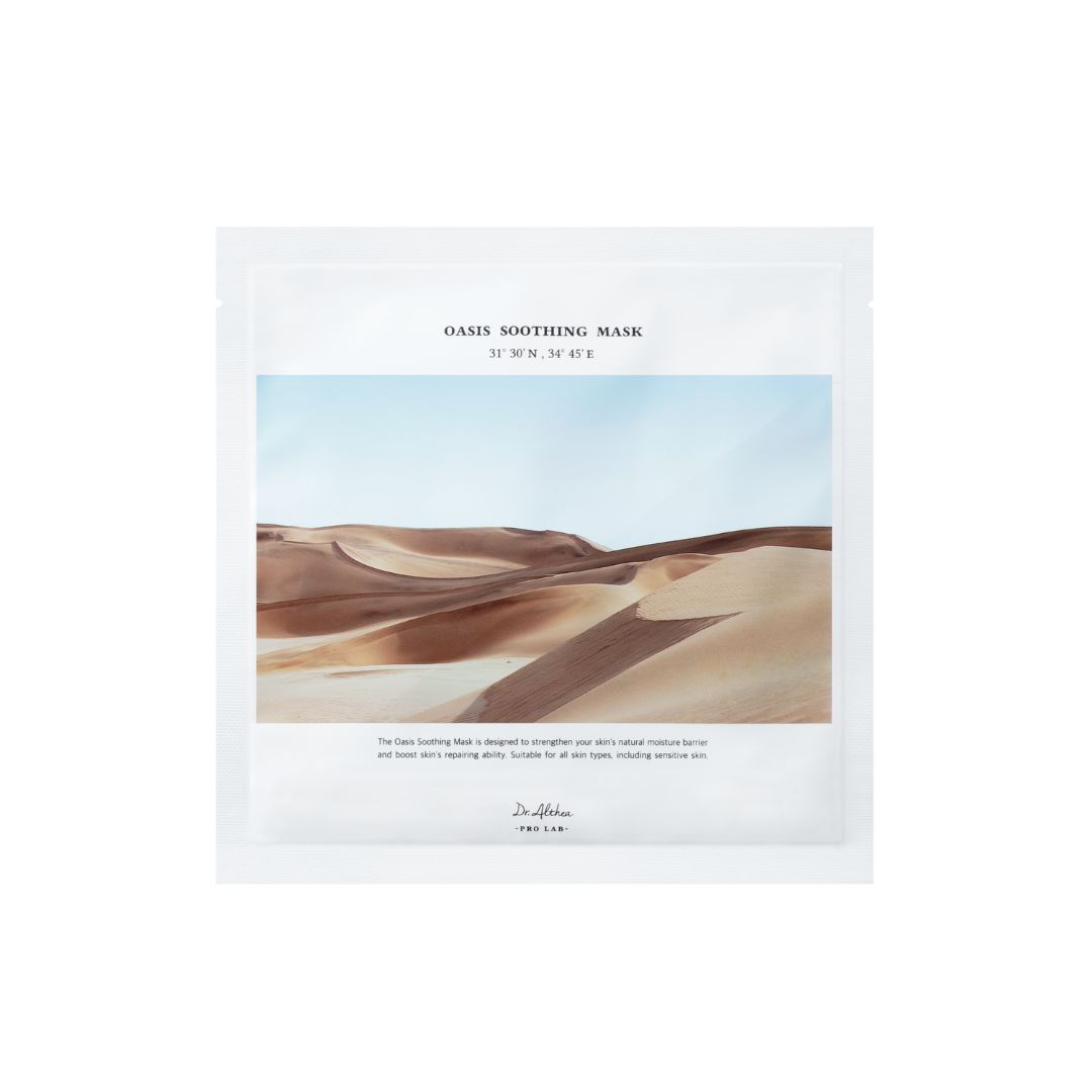 Verpackung der Oasis Soothing Mask. Weißer Beutel mit Wüstenlandschaft und Produktnamen. Marke: DR.ALTHEA.