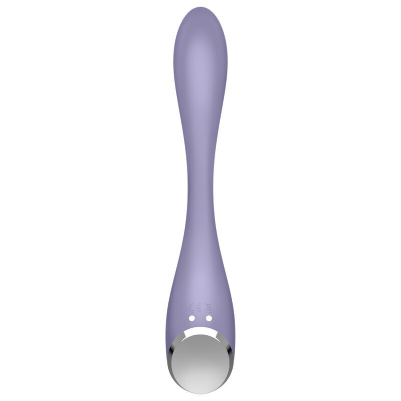 Lila Vibrator mit geschwungener Form. Glatte Oberfläche. Silberfarbenes Ende. Auf weißem Hintergrund.