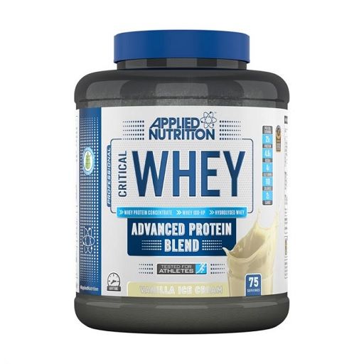 Dose Applied Nutrition Critical Whey, weißes Etikett, blaue Kappe. Aufschrift: Whey, Advanced Protein Blend, Vanilla Ice Cream.