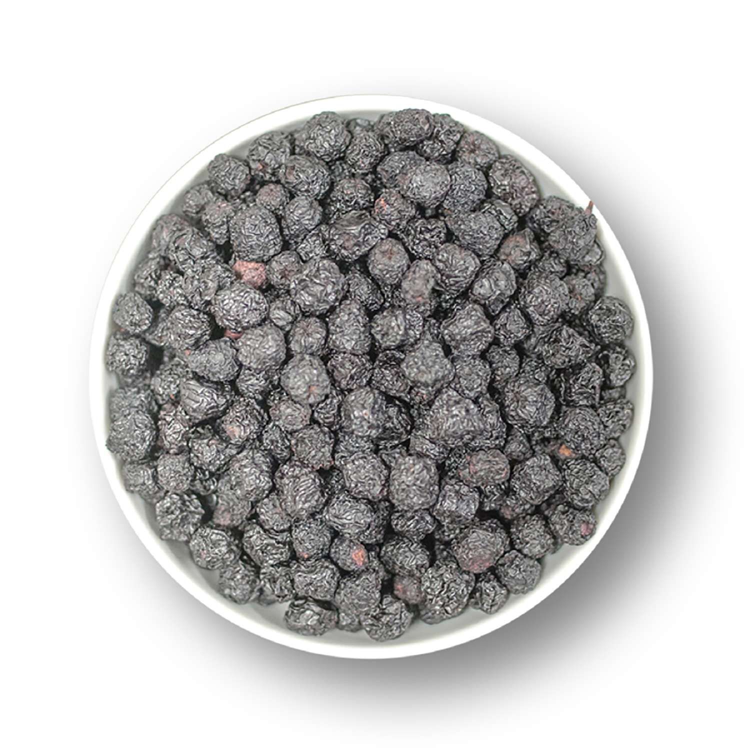 Getrocknete Aroniabeeren in einer weißen Schale. Die Beeren sind dunkelblau und runzlig.