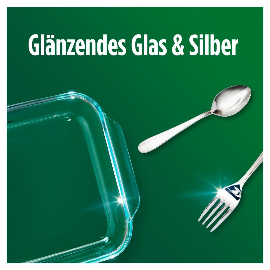 Glasgeschirr, Löffel und Gabel auf grünem Hintergrund. Text: Glänzendes Glas & Silber.