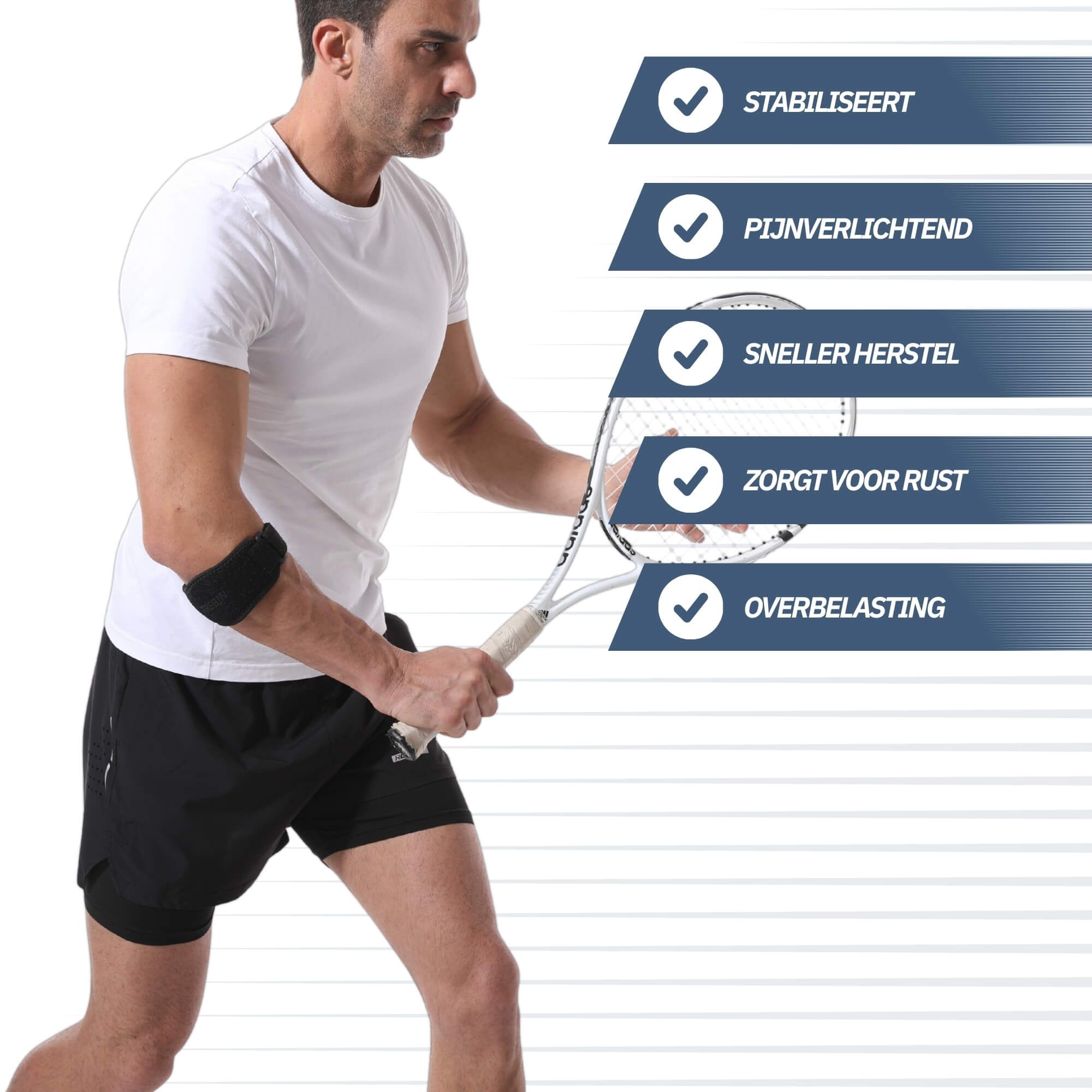 Mann mit Tennisschläger und schwarzer Ellbogenbandage. Checkliste mit Vorteilen: Stabilisiert, Schmerzlindernd, Schnelle Erholung, Ruhe, Überlastung.