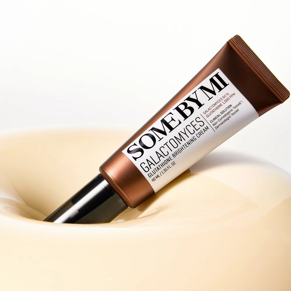 Tube SOME BY MI Galactomyces Creme, teilweise in Creme getaucht.