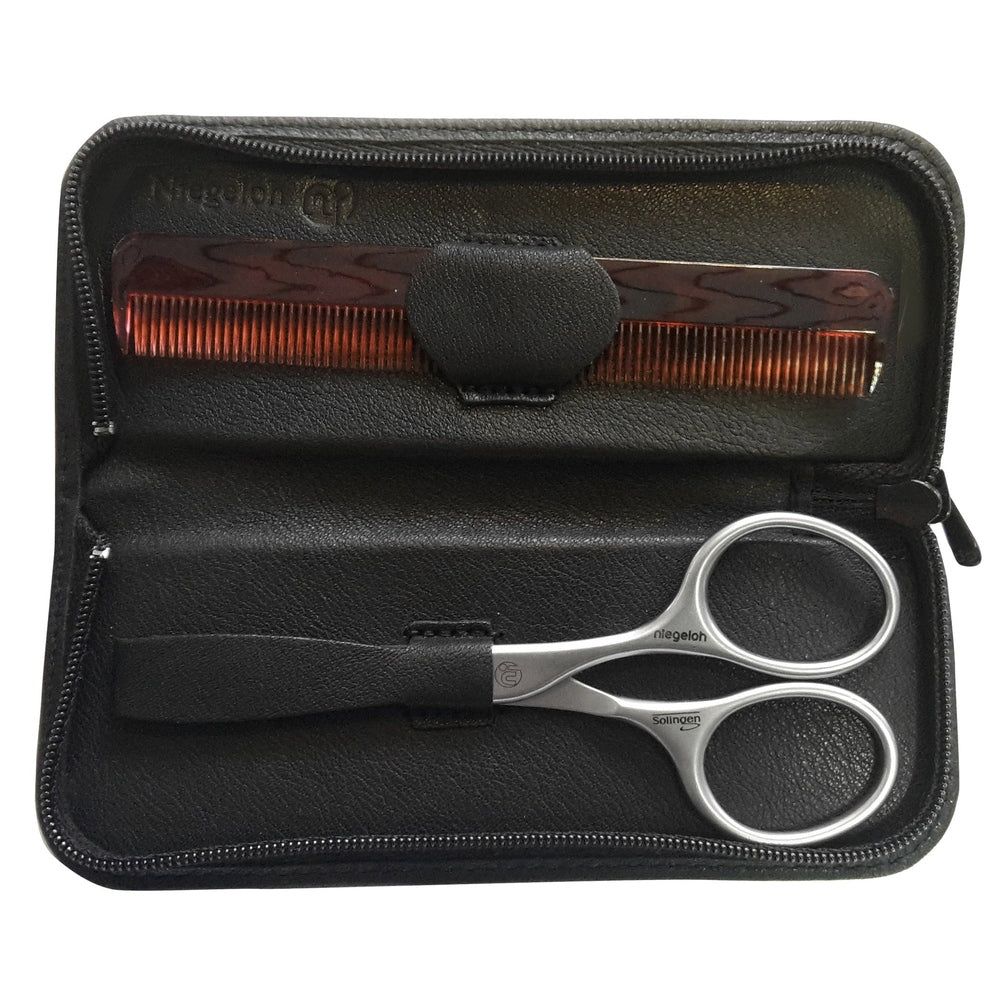 Schwarzes Etui mit Kamm und Bartschere. Kamm braun, Schere silberfarben. Niegeloh-Logo sichtbar.