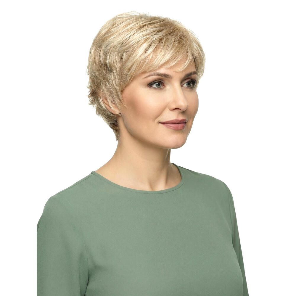 Perücke Ida von Lofty. Blond, kurz geschnitten, gewellt. Frau trägt grünes Oberteil. Frontalansicht.