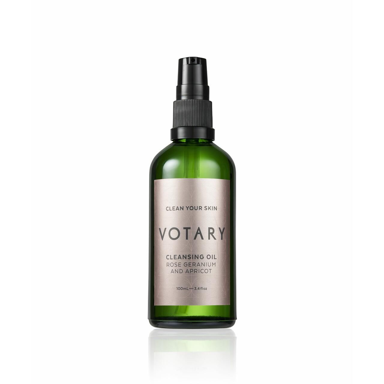 Grüne Glasflasche mit schwarzem Pumpkopf. Etikett mit Schriftzug Votary, Cleansing Oil, Rose Geranium & Apricot.