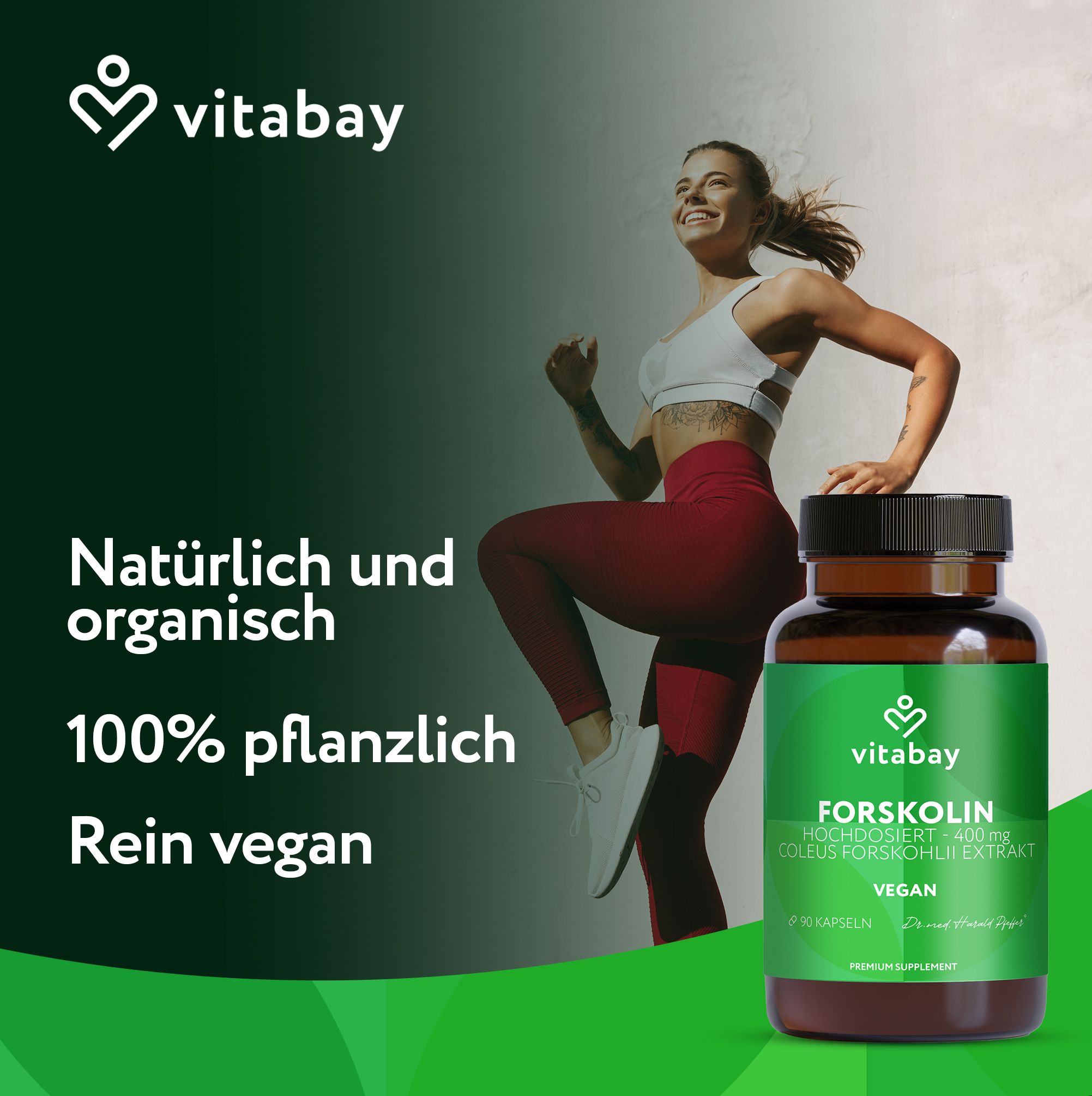 Lächelnde Frau beim Joggen, daneben eine Flasche Vitabay Forskolin Kapseln, 100% pflanzlich.