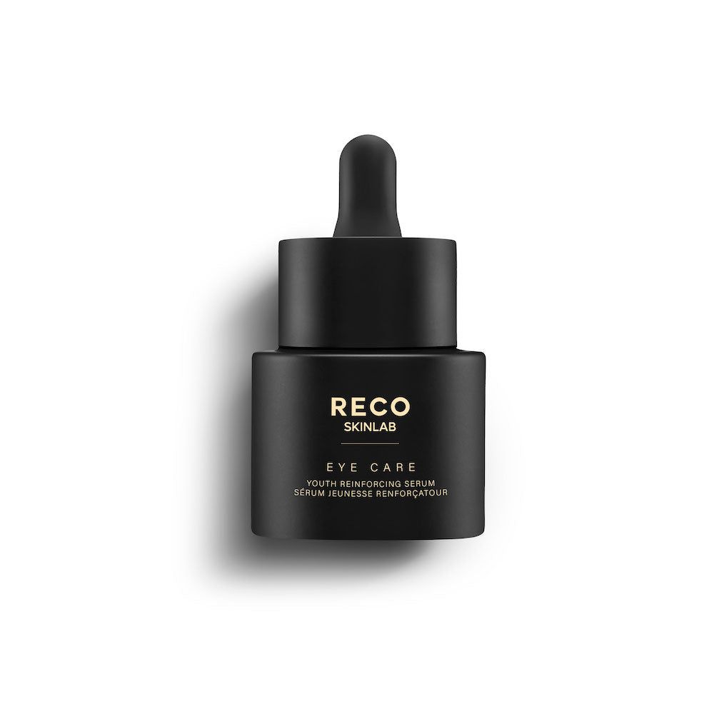 Schwarze Flasche mit schwarzem Deckel. Auf der Flasche steht "RECO SKINLAB EYE CARE YOUTH REINFORCING SERUM".