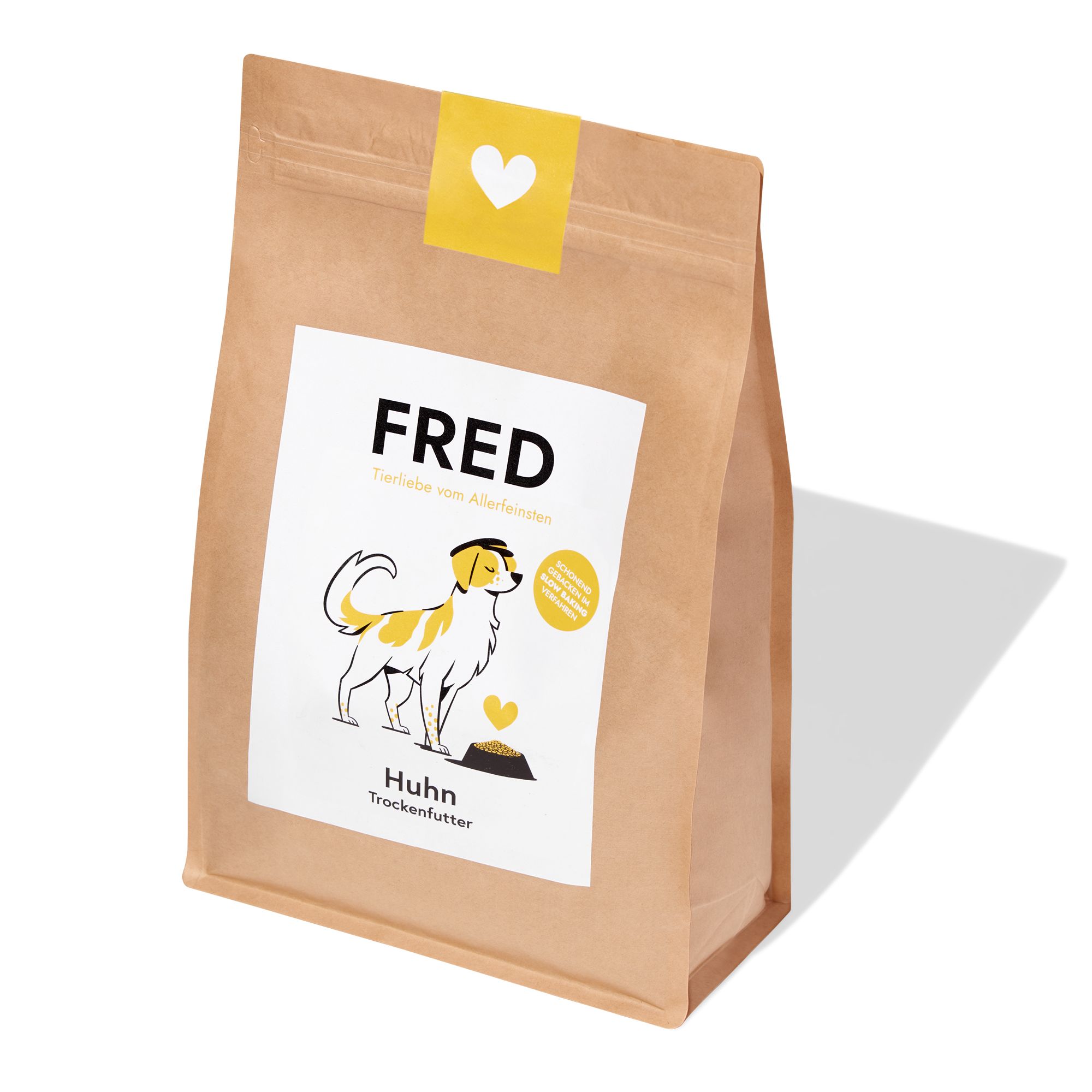 Braune Papiertüte mit Aufkleber. Aufkleber mit Logo, Hund, Herz und Text: FRED Trockenfutter Huhn.
