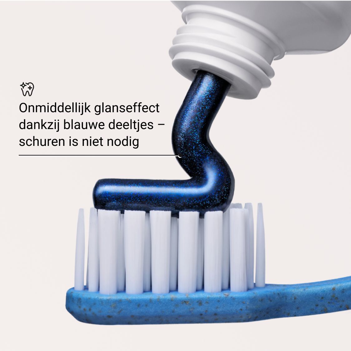 Blauwe tandpasta op tandenborstel. Tekst: Onmiddellijk glanseffect dankzij blauwe deeltjes.