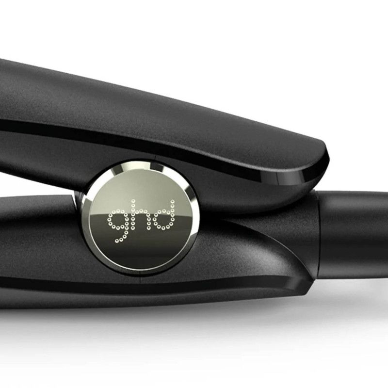 Nahaufnahme des GHD Logos auf einem schwarzen Haarglätter.