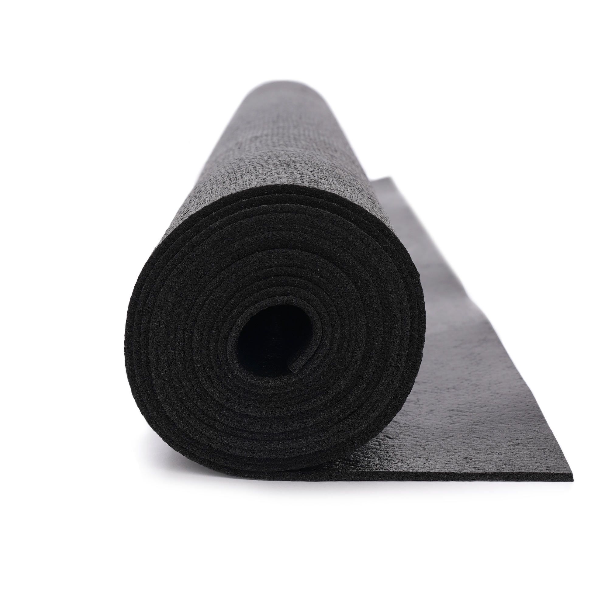 Schwarze Yogamatte, eng aufgerollt, Seitenansicht.