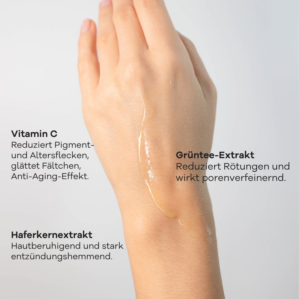 Serum auf der Hand: Vitamin C, Grüntee-Extrakt, Haferkernextrakt.