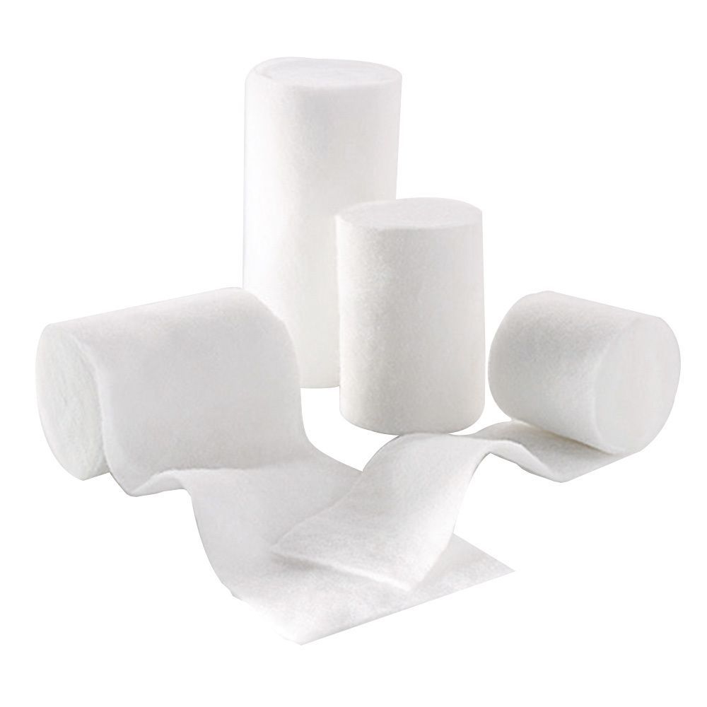 Mehrere Rollen und Bahnen synthetischer Watte. Einige gerollt, andere flach ausgebreitet. Weißes Material.