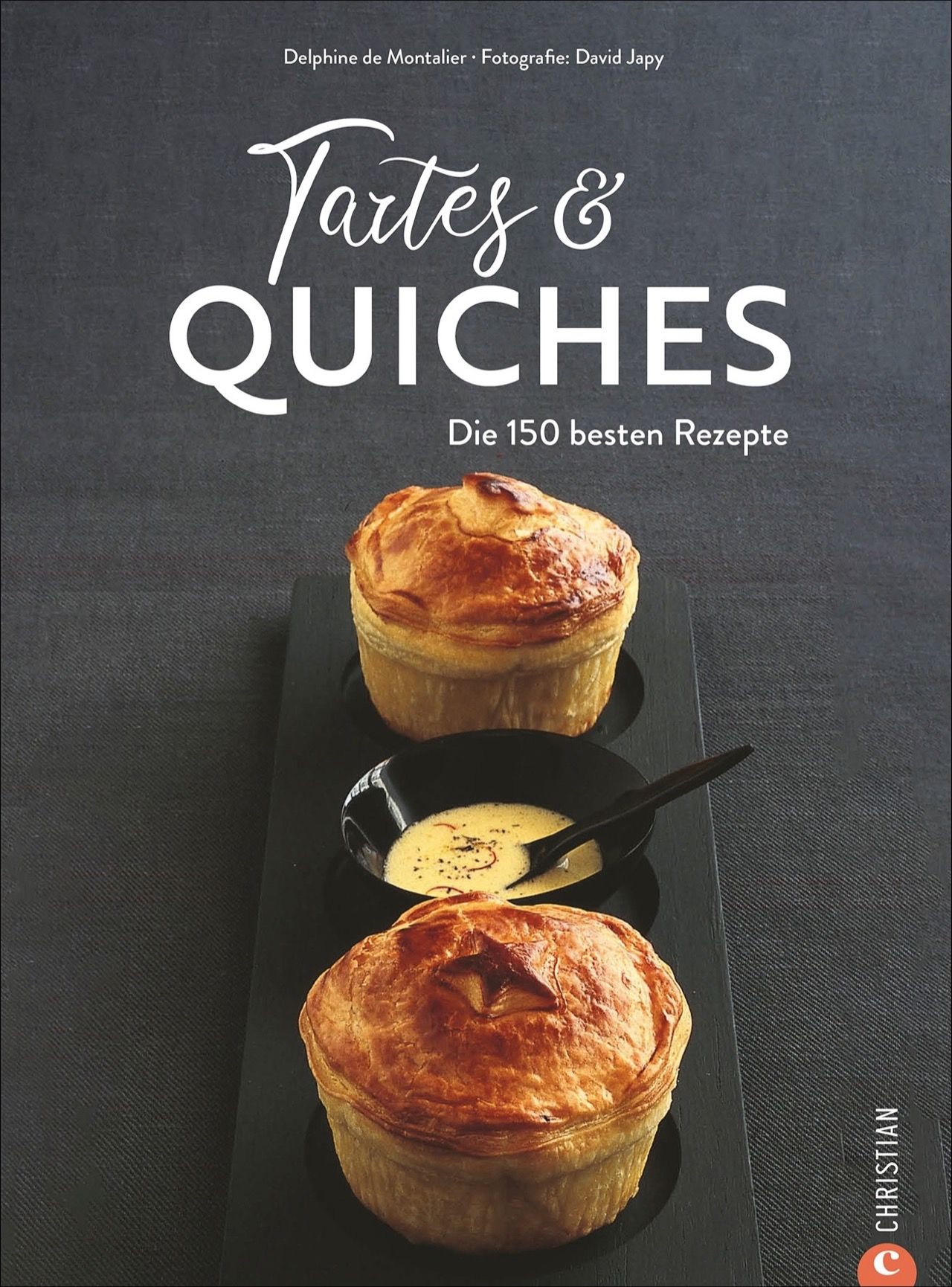 Buchcover mit dem Titel "Tartes & Quiches". Zwei Quiches auf einem Tablett, eine Schüssel mit Sauce und ein Löffel.