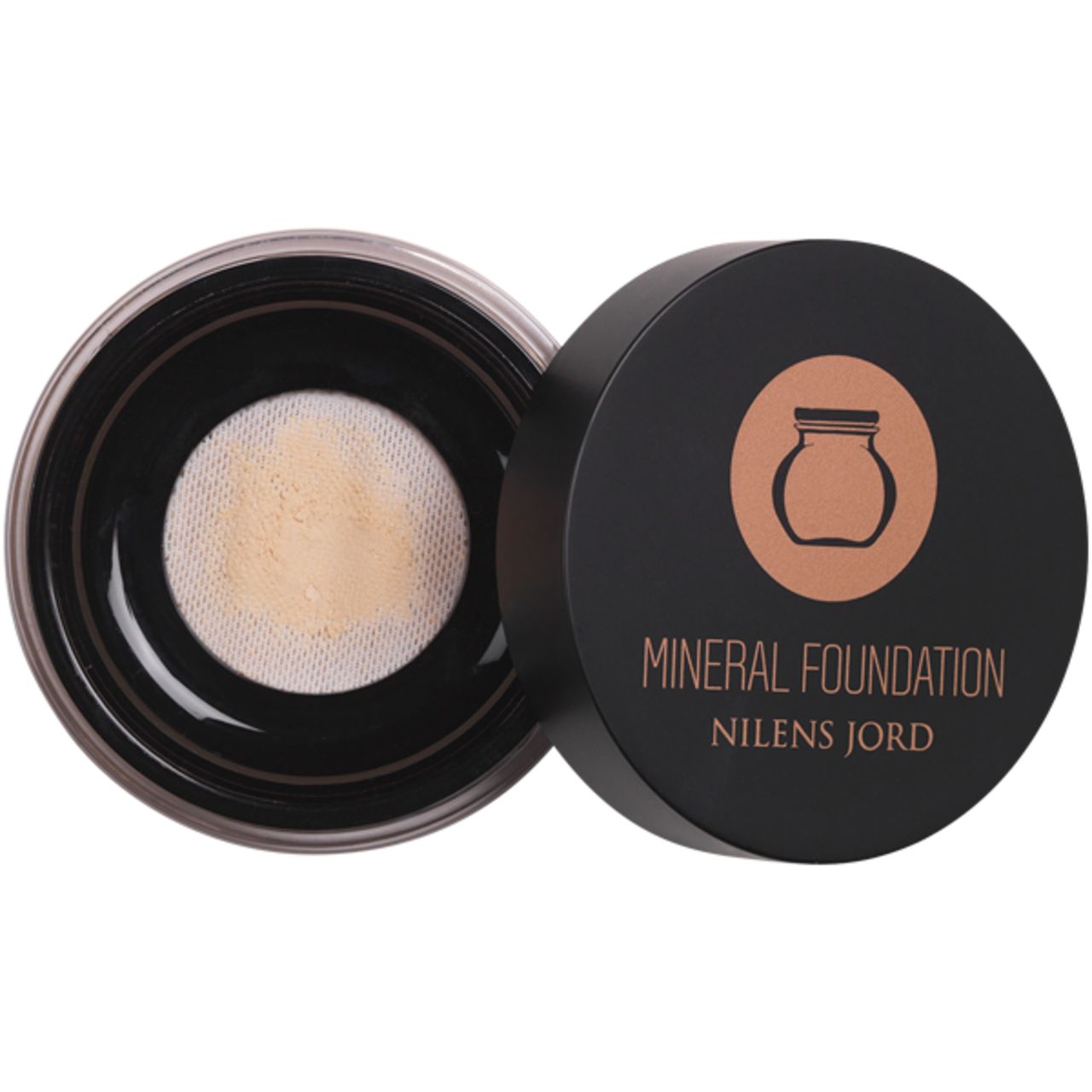 Offene Dose Mineral Foundation. Schwarzer Deckel mit Logo und Schriftzug: MINERAL FOUNDATION, NILENS JORD.