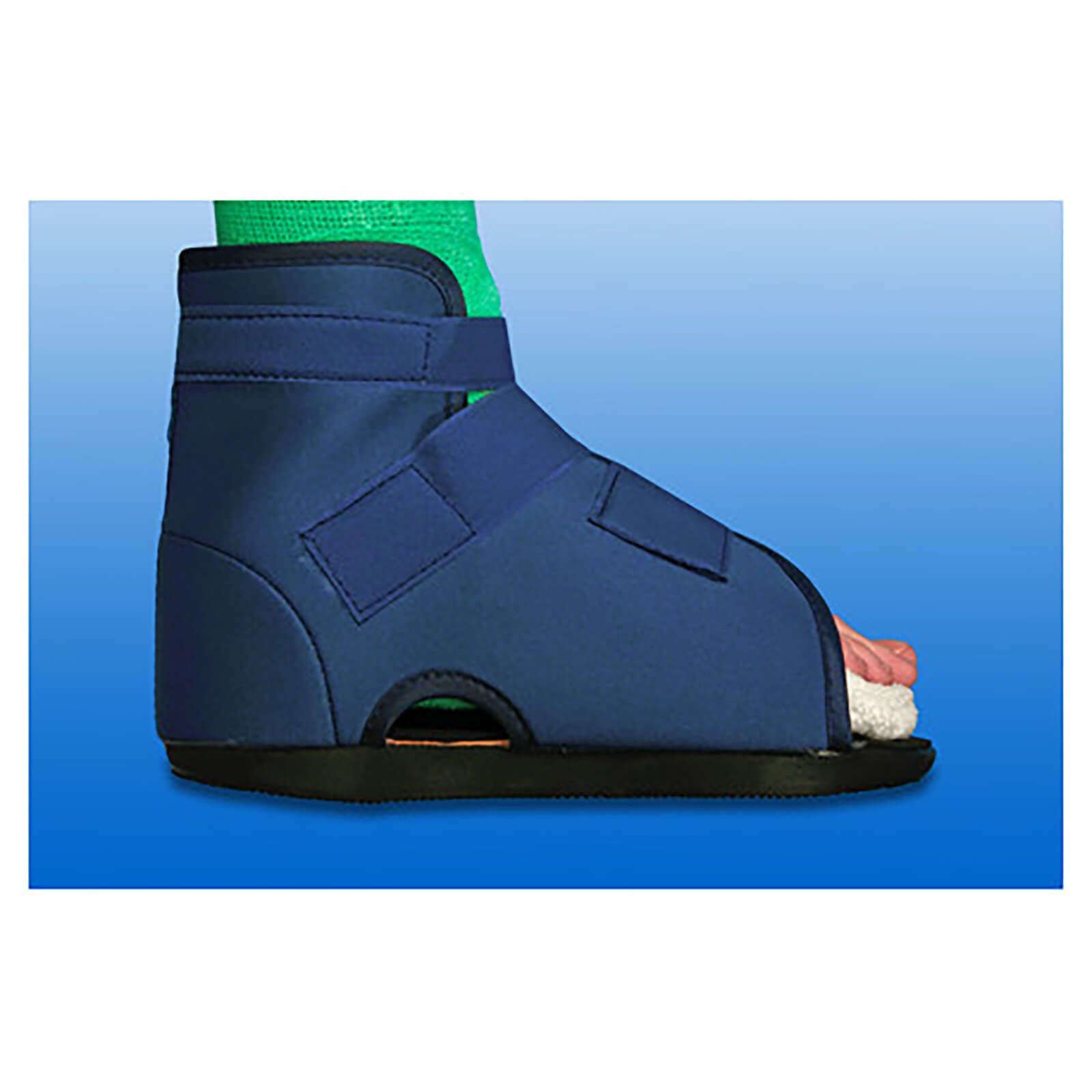 Blauer Gehschuh mit Klettverschlüssen, offene Zehenpartie, innen weißes Fell. Fuß mit grünem Verband. Schwarze Sohle.