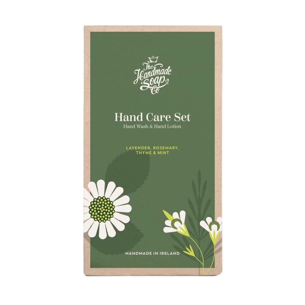 Geschenkset mit Handseife und Handlotion. Aufschrift: Hand Care Set. Inhaltsstoffe: Lavendel, Rosmarin, Thymian und Minze. Hergestellt in Irland.