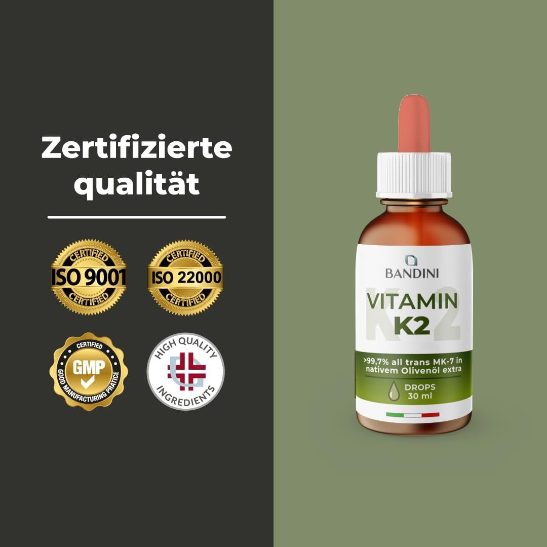 Braune Glasflasche mit Vitamin K2 Tropfen und Pipette. Aufschrift: Vitamin K2. Zertifizierungen: ISO 9001, ISO 22000, GMP, High Quality.