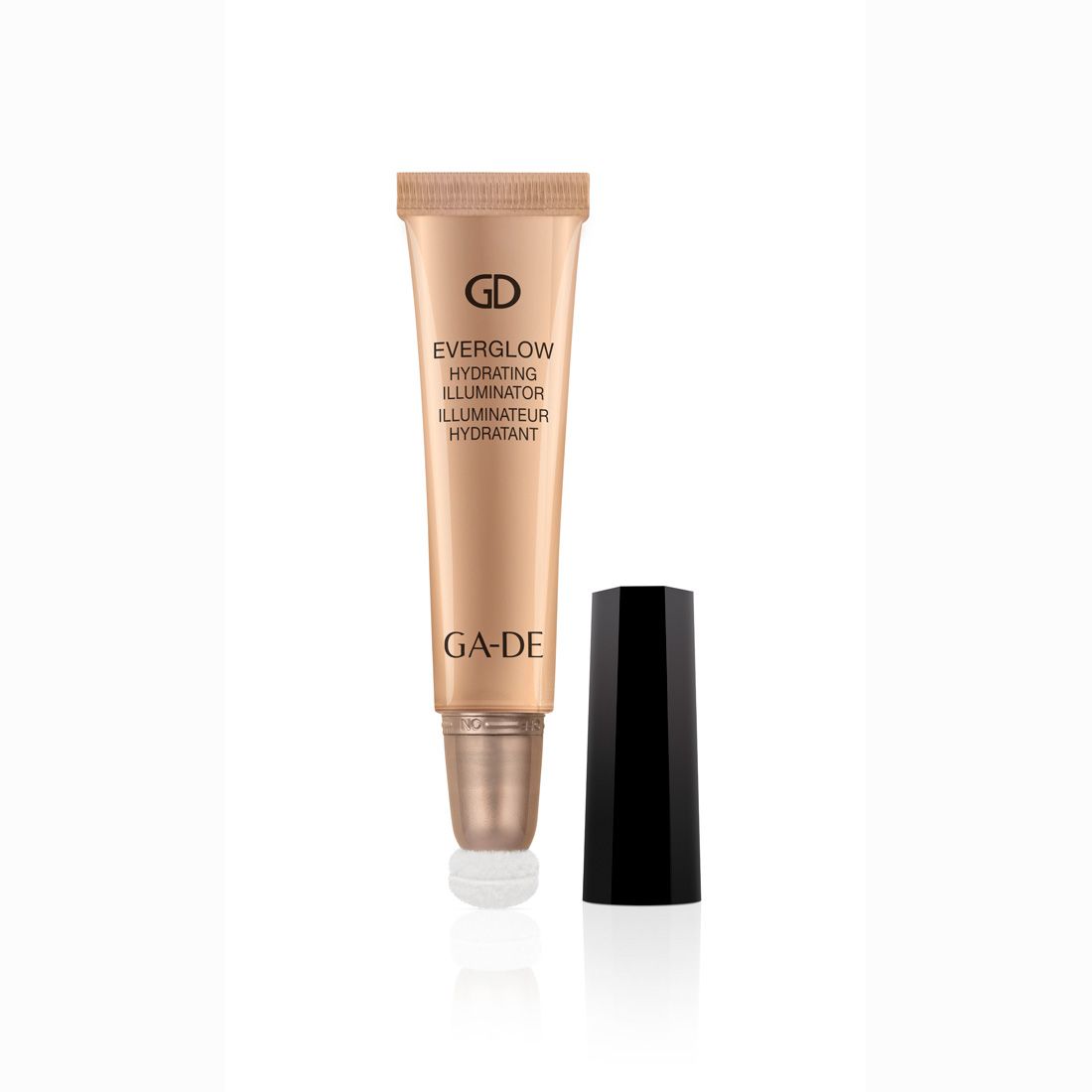 Beige Tube mit Applikator und schwarzer Kappe. Aufschrift: GD EVERGLOW HYDRATING ILLUMINATOR. GA-DE Logo. Applikator mit Schwammspitze.