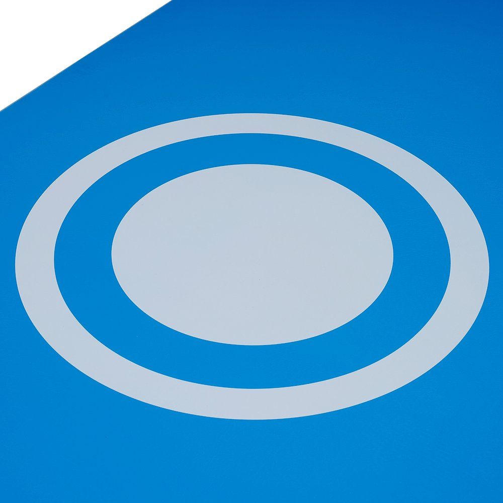 Blaue Turnmatte mit weißem, ovalem Zielkreis. Der Kreis ist von einem doppelten Ring umgeben.