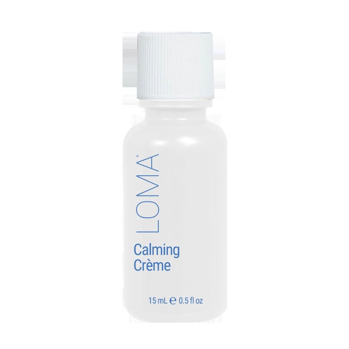 Kleine, weiße Flasche mit weißem Deckel. Aufschrift: LOMA, Calming Crème. Volumen: 15 ml, 0,5 fl oz.