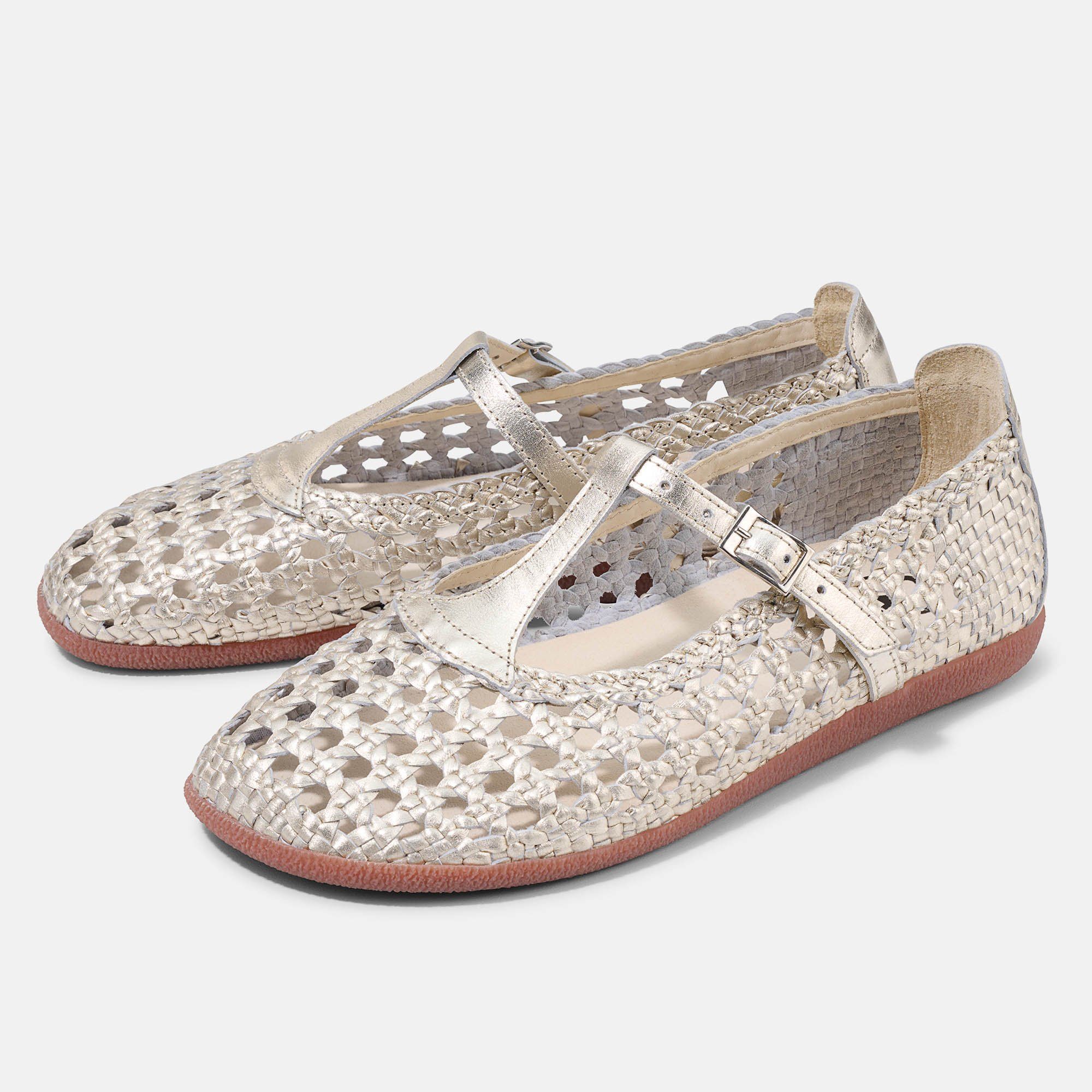 Zwei goldfarbene BÄR Schuhe Colleen Damen Slipper. Offenes, geflochtenes Obermaterial, T-Riemen mit Schnalle, breite Passform.