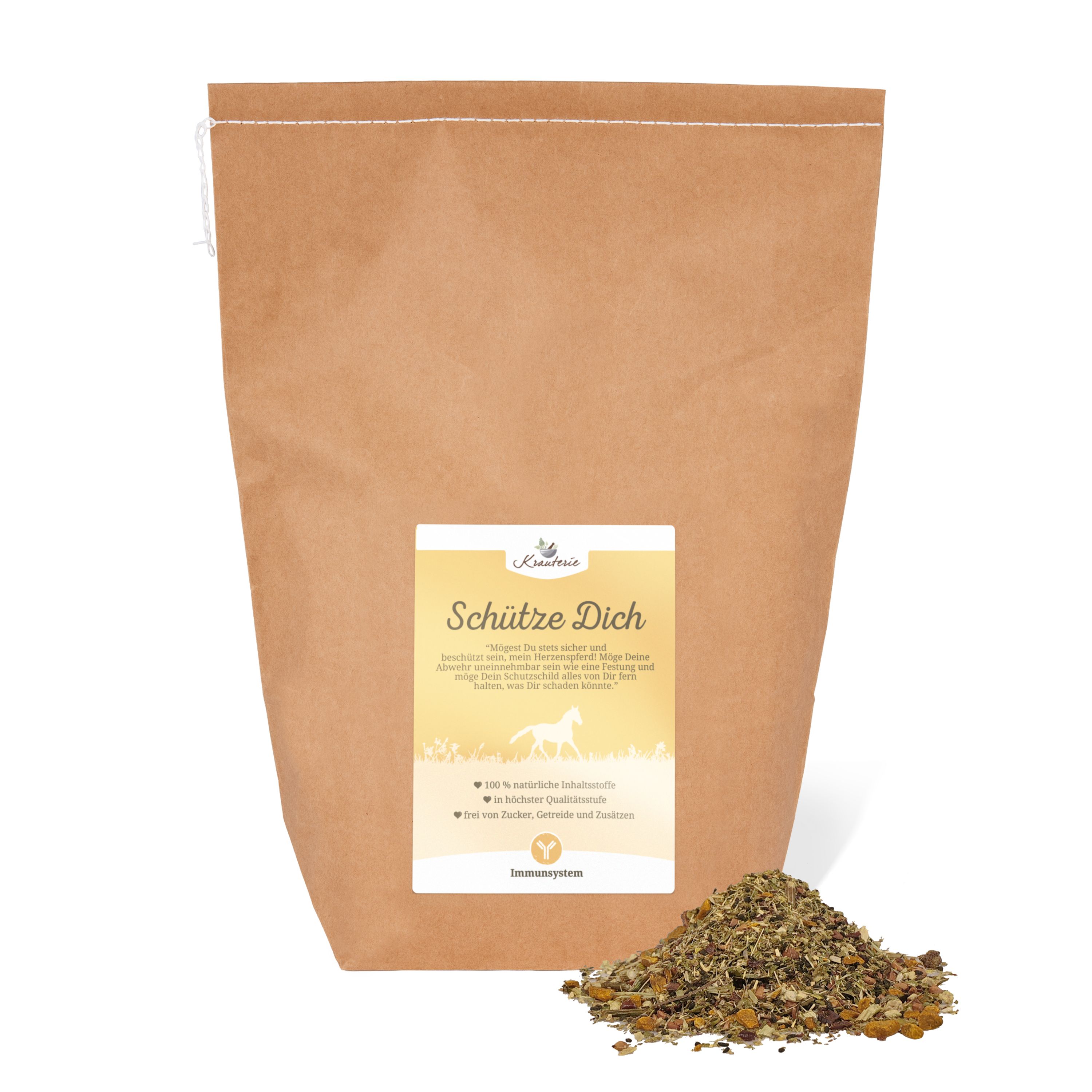 Brauner Papiersack mit Etikett. Etikett mit Text: Schütze Dich, Kräuter für Pferde. Kleiner Kräuterhaufen daneben.