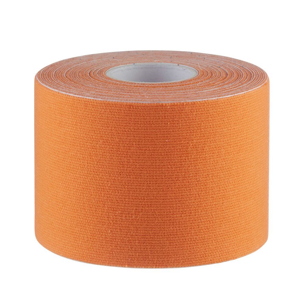 Orangefarbene Rolle Kinesiologie-Tape. Stoffstruktur sichtbar. Aufgerollt.