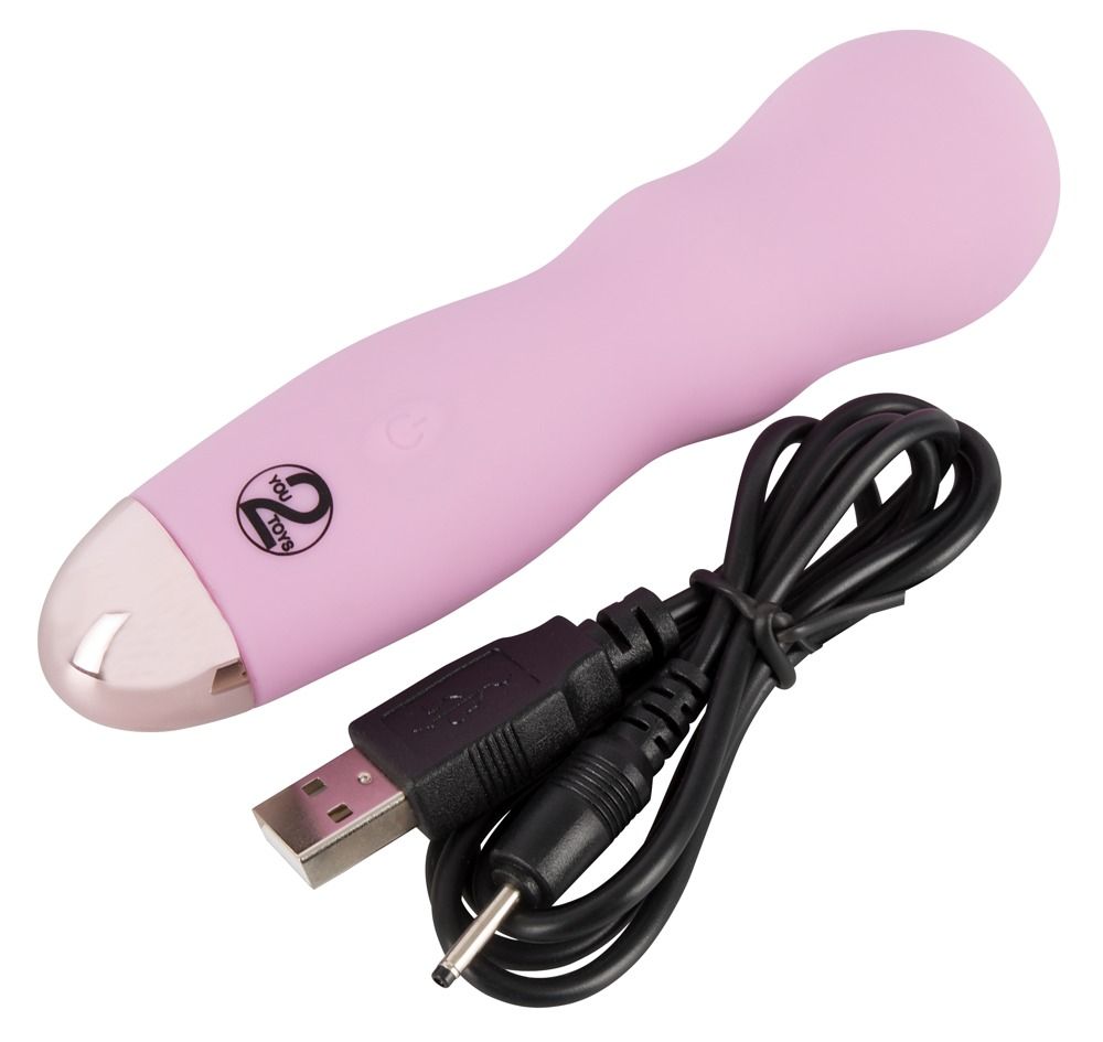 Rosa Mini-Vibrator mit USB-Ladekabel. Zylindrische Form, silberfarbene Spitze. Logo. Schwarzes Kabel.