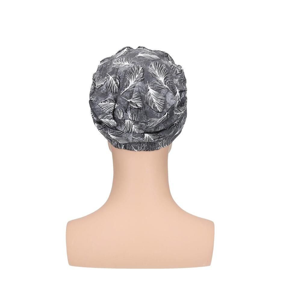 Grauer Turban mit Feder-Muster auf einer Büste. Rückansicht.