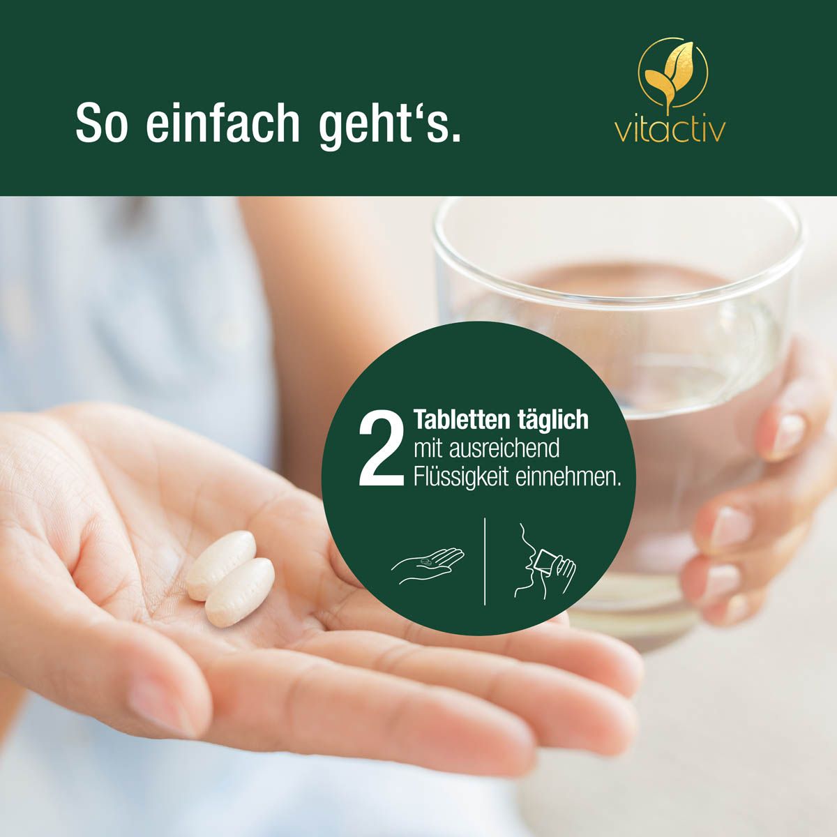 Person hält zwei Tabletten in der Hand, daneben ein Glas Wasser. Text: "2 Tabletten täglich mit ausreichend Flüssigkeit einnehmen." Logo: vitactiv.