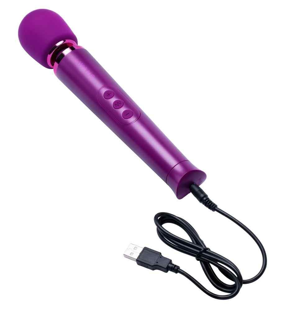 Lila Massagegerät mit Ladekabel. Zylindrischer Griff mit drei Knöpfen. Abgerundeter Kopf. USB-Anschluss.