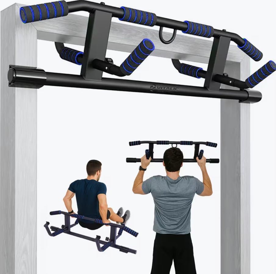 Klimmzugstange an einem Türrahmen, mit zwei Personen, die sie benutzen. Das Produkt hat das Logo VITALIC.