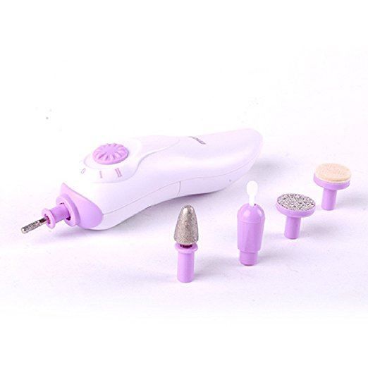 Elektrische Nagelfeile mit Zubehör. Verschiedene Aufsätze liegen daneben. Weiß-lila Farbkombination.