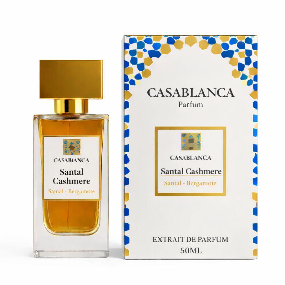 Parfumflakon und Verpackung. Flakon mit goldfarbenem Verschluss. Verpackung mit Produktnamen und floralem Muster.
