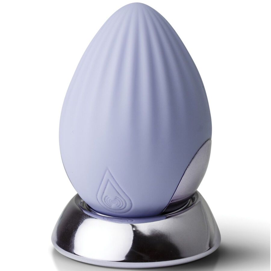 Lila-farbener, eiförmiger Intimmassager auf einer silbernen Ladestation. Geriffelte Oberfläche, Tropfen-Logo.