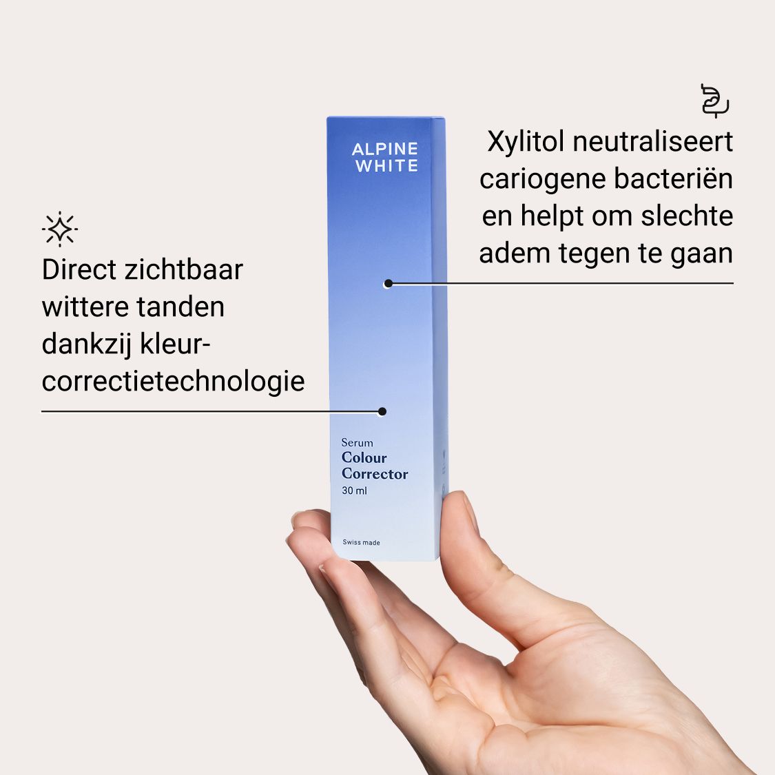 Hand houdt verpakking vast. Blauwe verpakking met tekst. ALPINE WHITE, Serum Colour Corrector, 30 ml. Zwitserse herkomst.