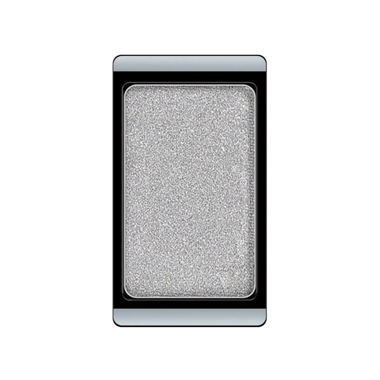 Lidschatten in rechteckiger Dose. Silberfarbener Lidschatten mit glitzernder Oberfläche. Schwarzer Rahmen, silberne Ober- und Unterseite.
