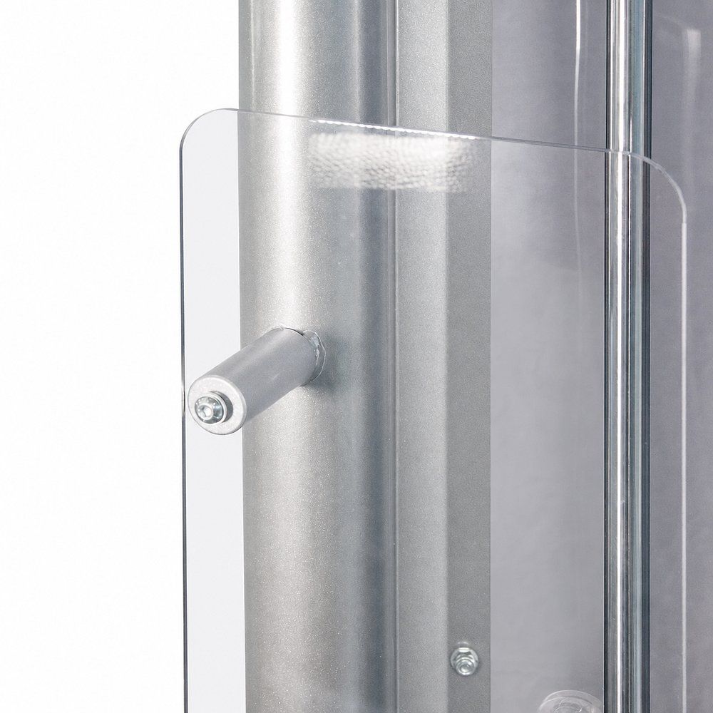 Detailansicht eines silbernen Metallgriffs an einer transparenten Schutzplatte, montiert auf einem zylindrischen Objekt.