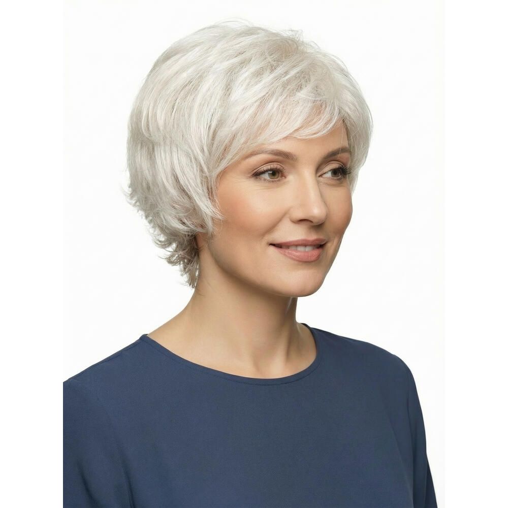 Kurzhaarperücke, grau-meliert, mit Seitenscheitel. Frau mit blauem Oberteil. Blickrichtung nach rechts.