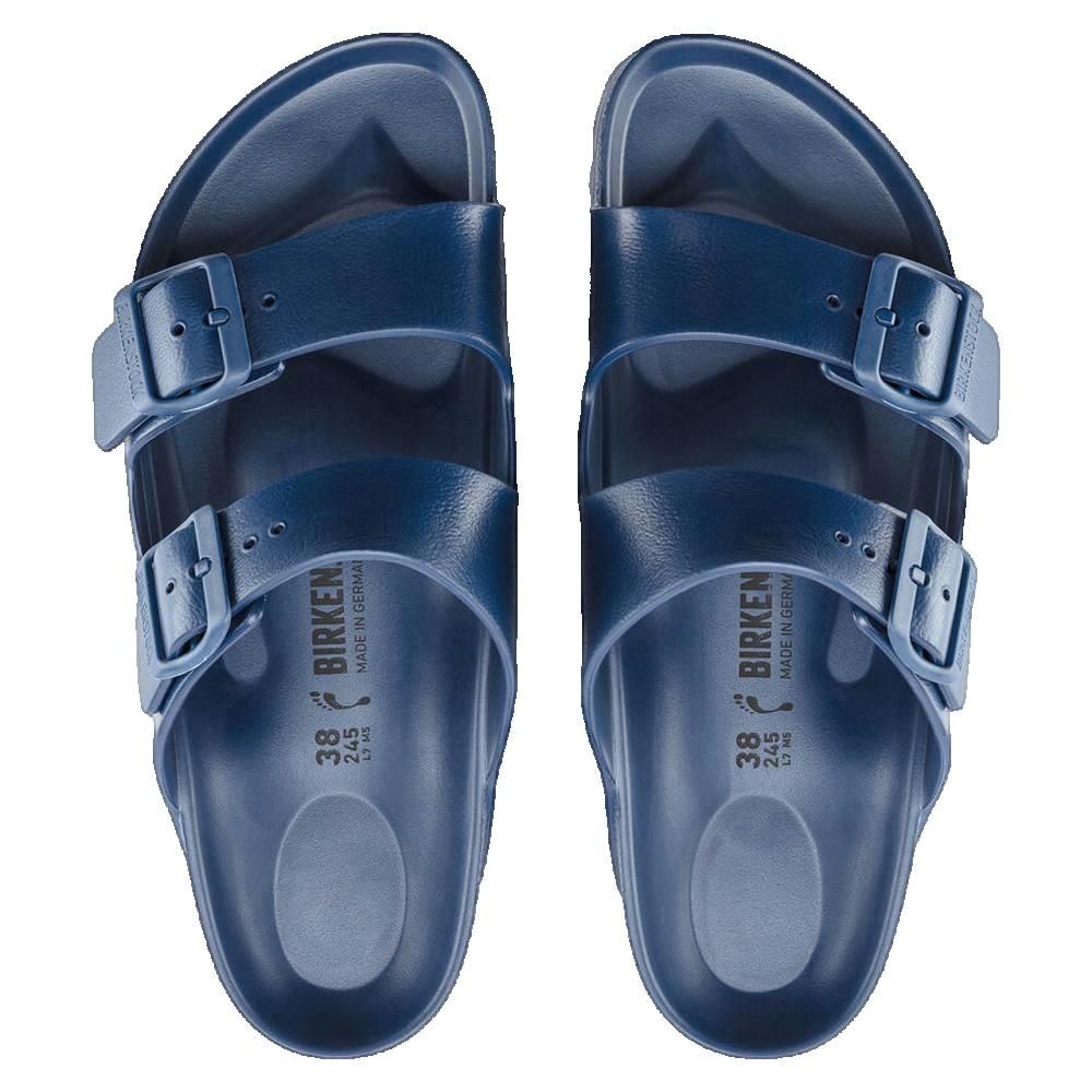 Paio di sandali blu con due cinturini e fibbie. Marchio Birkenstock. Vista dall'alto.