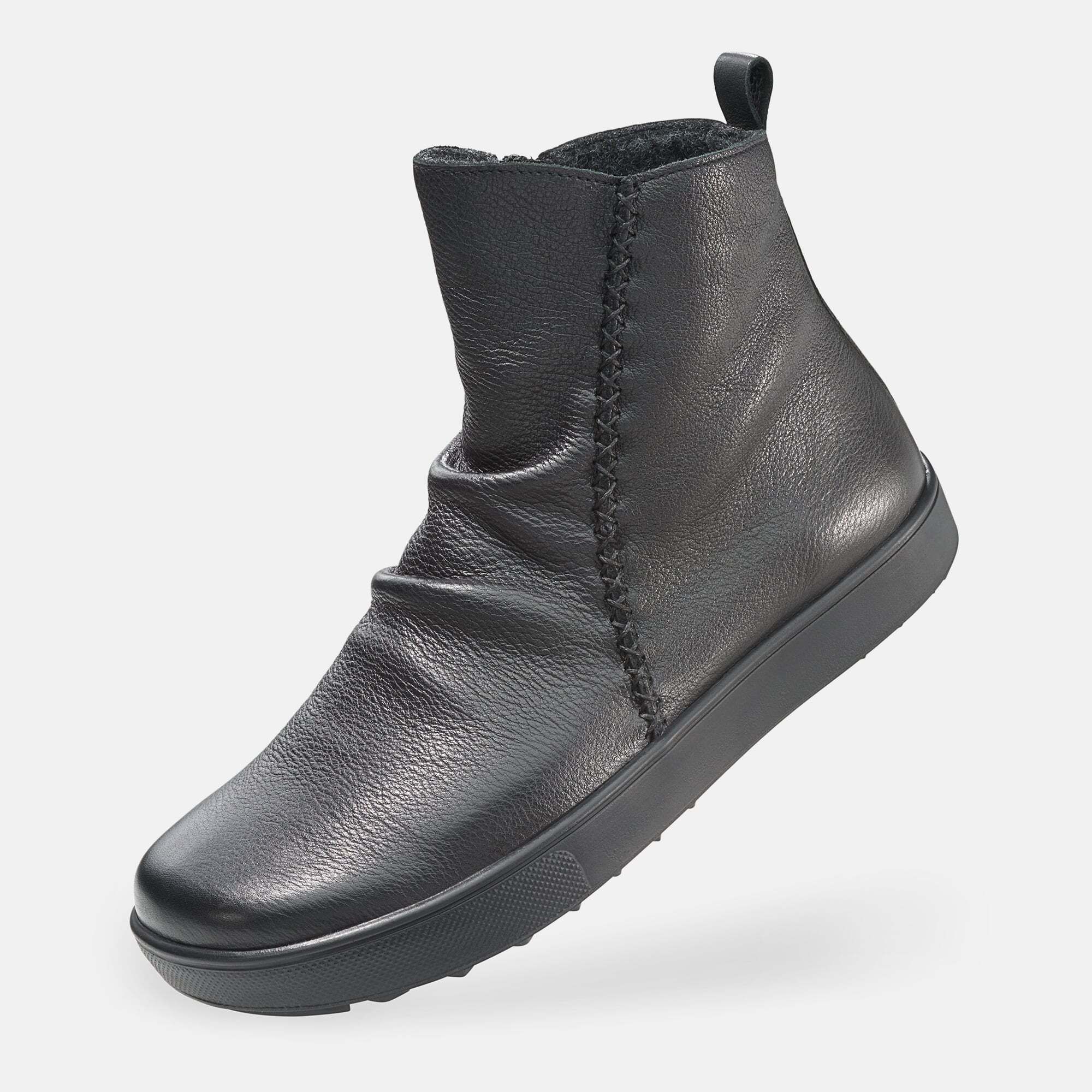 Schwarze Stiefelette mit Ziernähten und flacher Sohle. Lederoptik. Schuh von der Seite, leicht schräg gestellt.